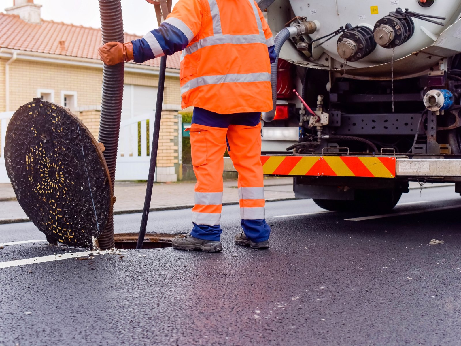Professionelle Rohrreinigung - Fachmann bei der Arbeit